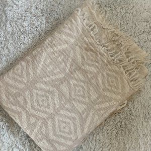 Wilfred Accessories - Aritzia Wilfred Pop Art Blanket - Cream/Nude Wilfred Accessories - Aritzia Wilfred Pop Art Blanket - Cream/Nude